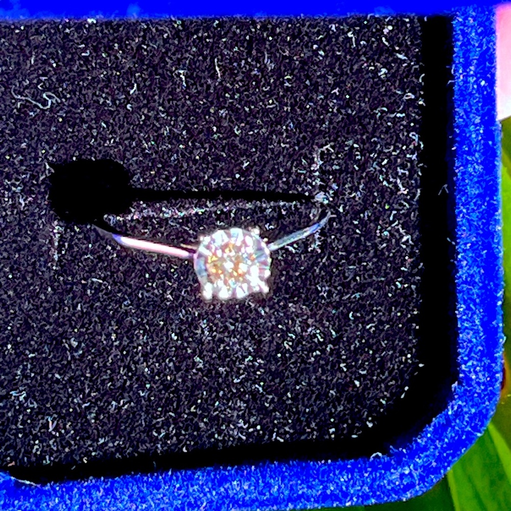 Beautiful 1 carat faced diamond ring in white gold setting